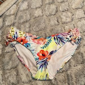 Beautiful white floral bikini bottoms nwot